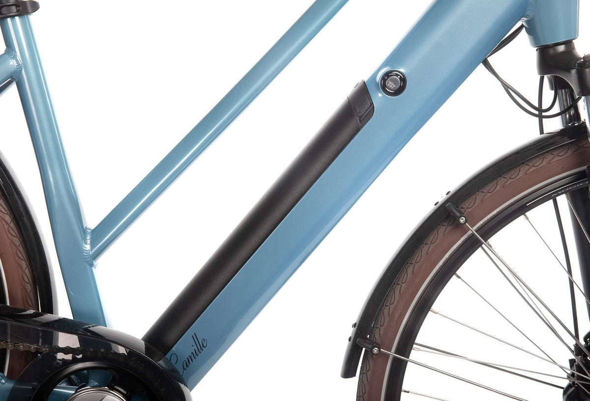 Vélo de Ville Électrique Bicyklet Camille Shimano Acera/Altus 8V 504Wh 700mm Bleu
