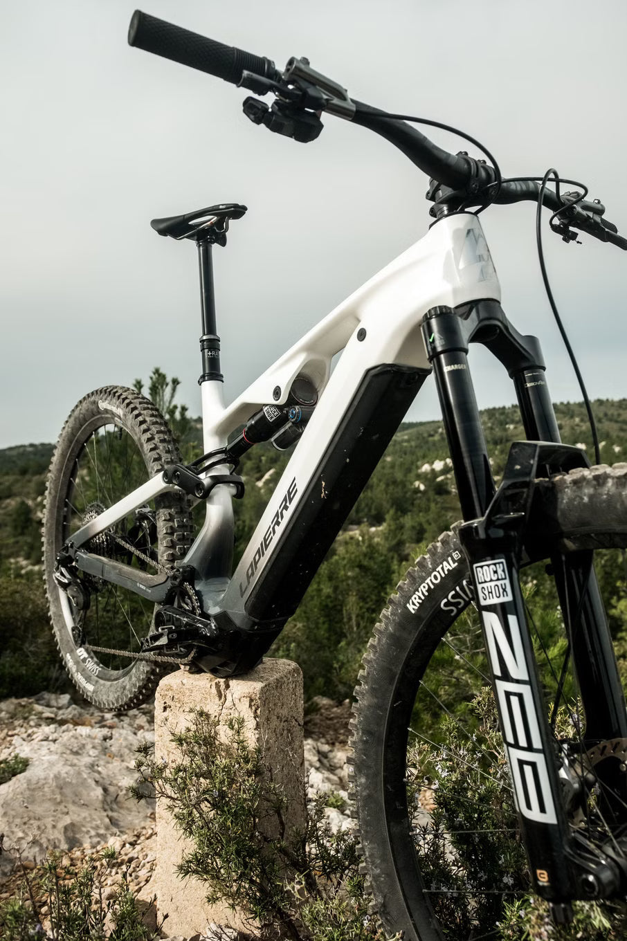Lapierre Overvolt AM CF 10.8 – VTT Électrique Carbone Bosch 800Wh 120 Nm Shimano XTR 12v MX 29/27.5" – Blanc/Gris 2026 – Taille S