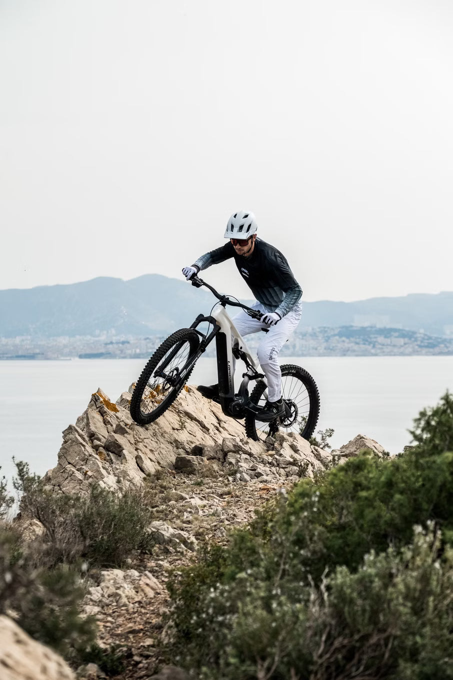 Lapierre Overvolt AM CF 10.8 – VTT Électrique Carbone Bosch 800Wh 120 Nm Shimano XTR 12v MX 29/27.5" – Blanc/Gris 2026 – Taille S