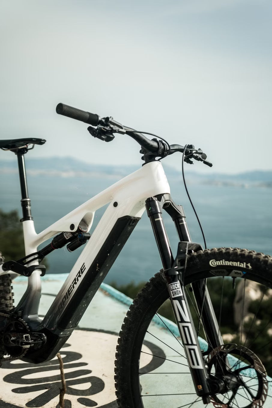 Lapierre Overvolt AM CF 10.8 – VTT Électrique Carbone Bosch 800Wh 120 Nm Shimano XTR 12v MX 29/27.5" – Blanc/Gris 2026 – Taille S
