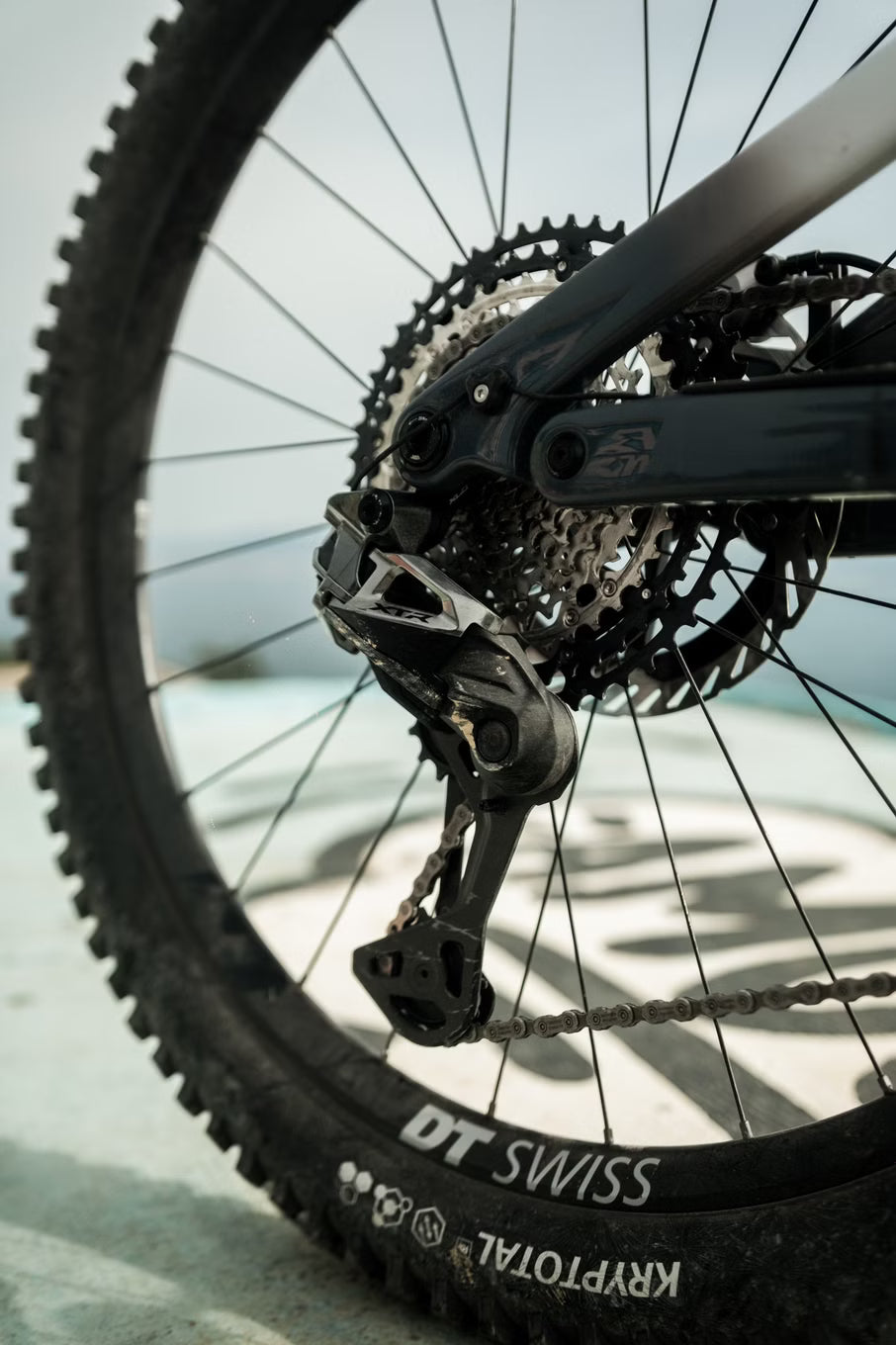 Lapierre Overvolt AM CF 10.8 – VTT Électrique Carbone Bosch 800Wh 120 Nm Shimano XTR 12v MX 29/27.5" – Blanc/Gris 2026 – Taille S